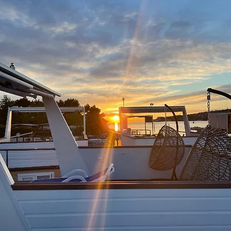 Floating Sea House Marea