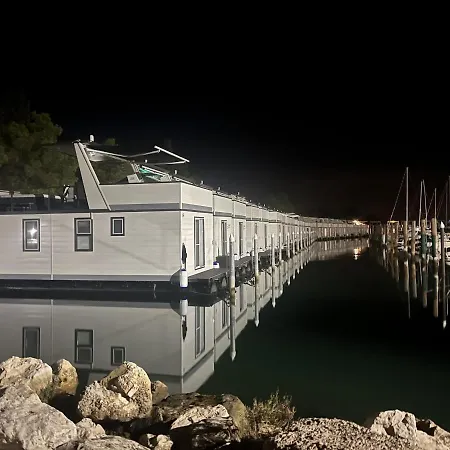 Apartman Floating Sea House Marea *