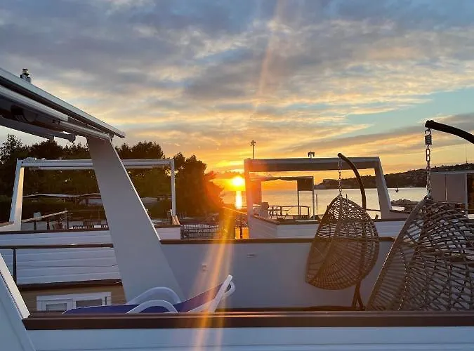 Floating Sea House Marea